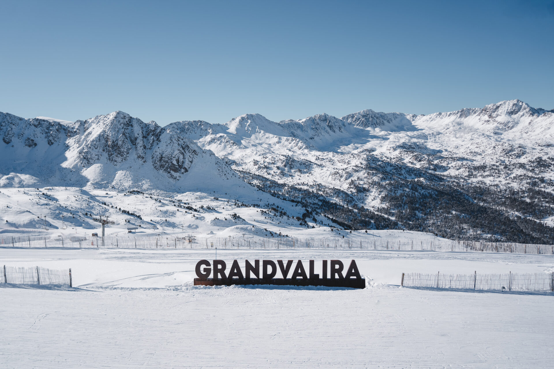 The-snowy-mountains-of-Grandvalira-with-the-resort-sign