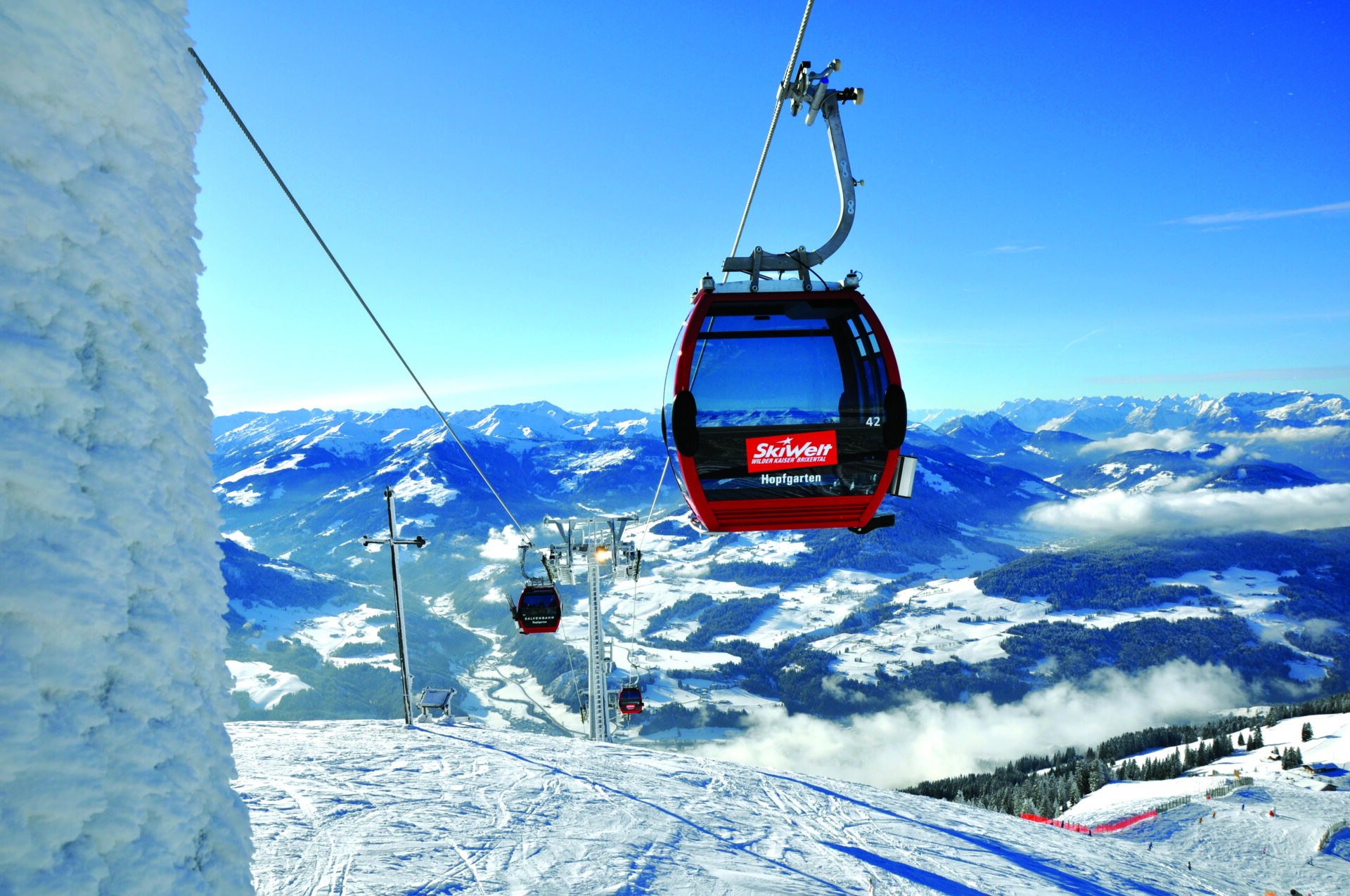 a-ski-gondola-going-over-the-mountains-of-skiwelt