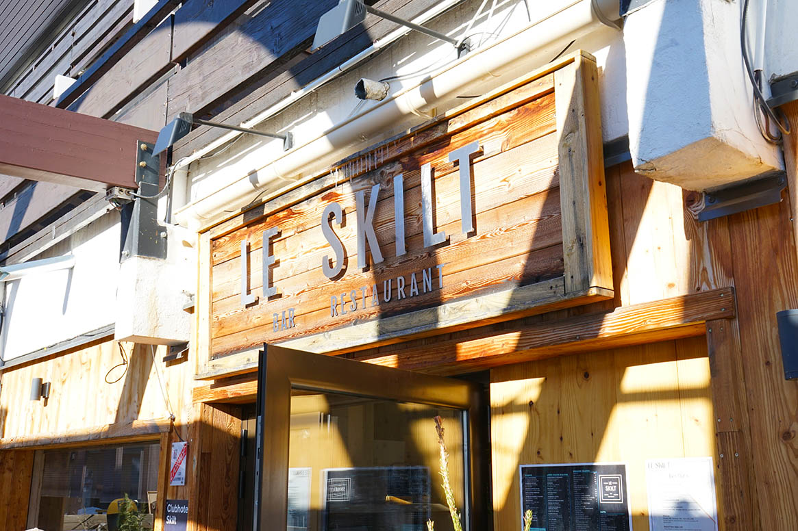 Le Skilt wooden signage outside the Clubhotel