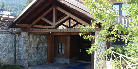 Hotel des Amis entrance