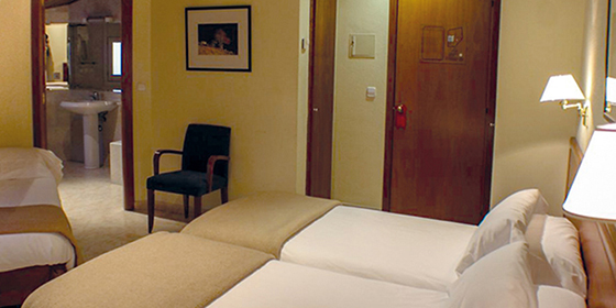Hotel Oros Triple Bedroom