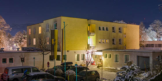 The Judendhaus Villach hotel at night in Gerlitzen, Austria