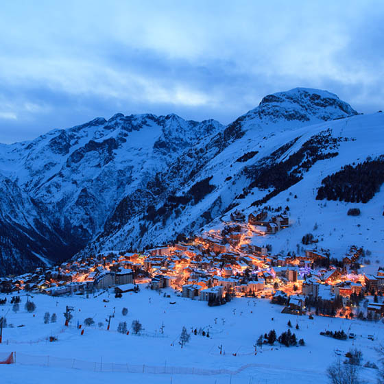 Les Deux Alpes at night