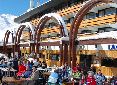 Terrasse outside the Clubhotel Skilt in Les Menuires, France