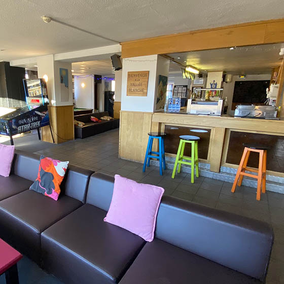 The lounge and bar area at Clubhotel Vallée Blanche in Alpe d'Huez