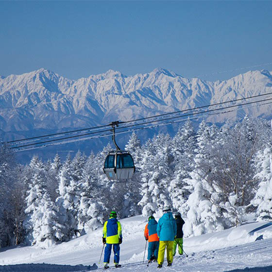 Skiers on the pistes in Yakebitaiyama, Japan
