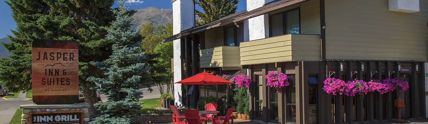 The Jasper Inn and Suites on a sunny day