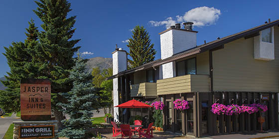 The Jasper Inn and Suites on a sunny day