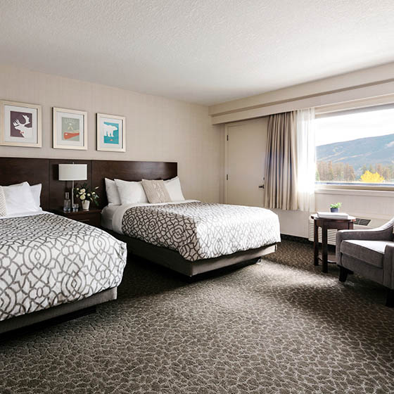 Queen room at the Crimson in Jasper, Canada