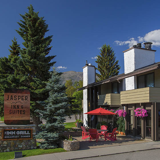 The Jasper Inn and Suites on a sunny day