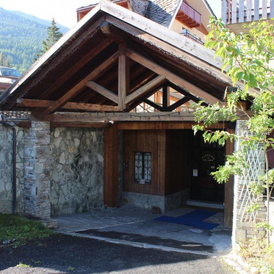 Hotel des Amis entrance