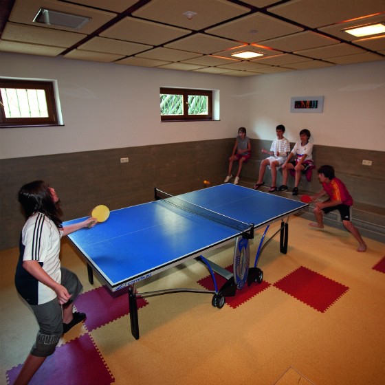 Students playing table tennis in the Simonyhof