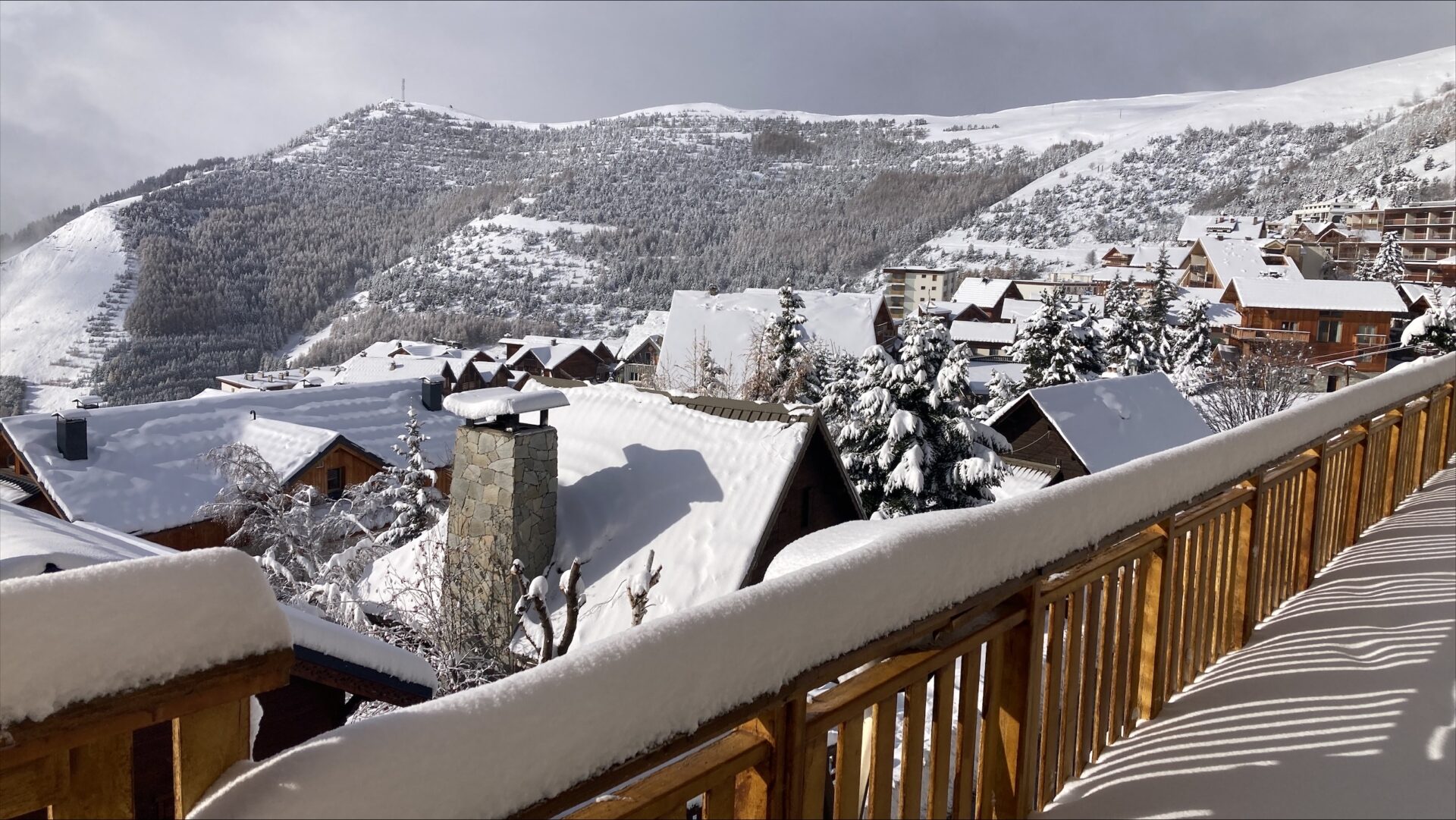 View over the snowy mountains from the Vallée Blanche balcony