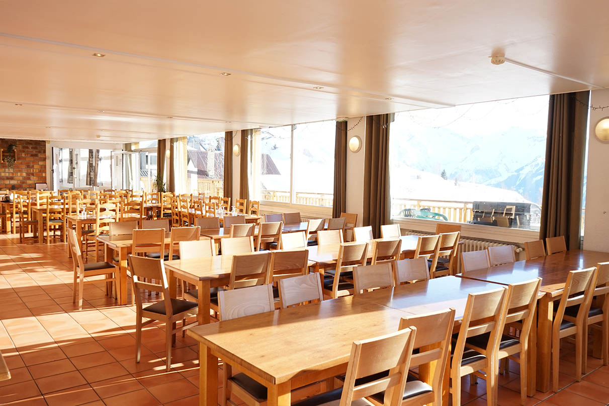The restaurant on a sunny day in the Vallée Blanche clubhotel in Alpe d'Huez