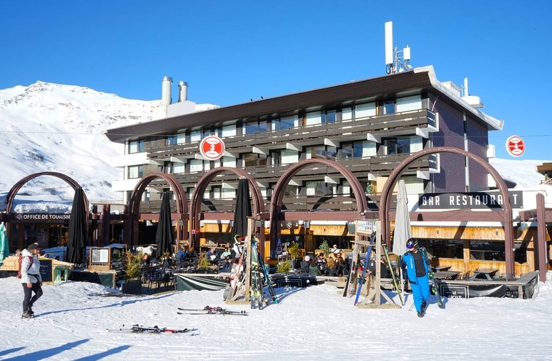 The sun terrace outside the Skilt in Les Menuires
