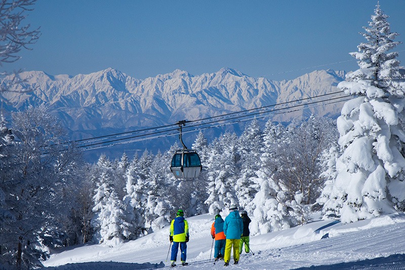Skiers on the pistes in Yakebitaiyama, Japan