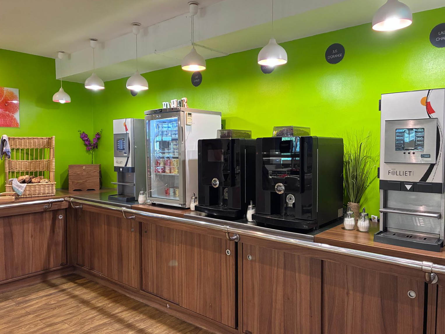 Drinks area with vibrant green walls at Village Club du Soleil in Orcieres Merlette